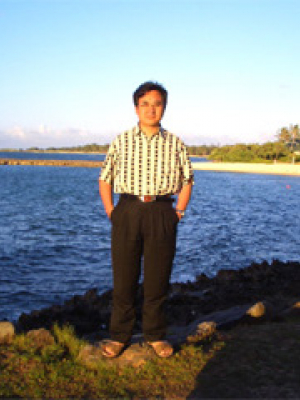 朱熹平，EMC易倍官网数学系教授，1998年度国家杰出青年科学基金获得者，2001 年至 2006 年被聘为教育部长江学者奖励计划特聘教授，分别于 2002年和 2013 年为全国百篇优秀博士学位论文指导教师, 2015年度国家自然科学基金创新研究群体项目学术带头人。朱熹平教授主要从事几何分析领域的研究：解决了Ricci 流的唯一性公开问题，证明了四维情形的由 Wolf 奖和 Abel 奖获得者Gromov所提出的正迷向曲率流形猜测（这也被 Schoen 在2010年国际数学家大会的1小时大会报告中重新提出），为国际重大数学课题Thurston几何化猜测的最终证明做出了一份贡献。  著名数学难题Poincaré猜测仅是Thurston 几何化猜测的小部分。1982-2002 年间，Hamilton 建立了利用 Ricci 流解决Thurston 几何化猜测的研究框架。2002-2003 年间，Perelman 在互联网上贴出了三篇论文，简略地提出了完成 Hamilton 框架的论证。Hamilton-Perelman 理论能否给出 Thurston 几何化猜测的证明是当时国际数学界众所关心的问题。全世界至少有三个团
